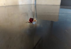 Spilla contemporanea in oro giallo 18 carati con granato "berry"