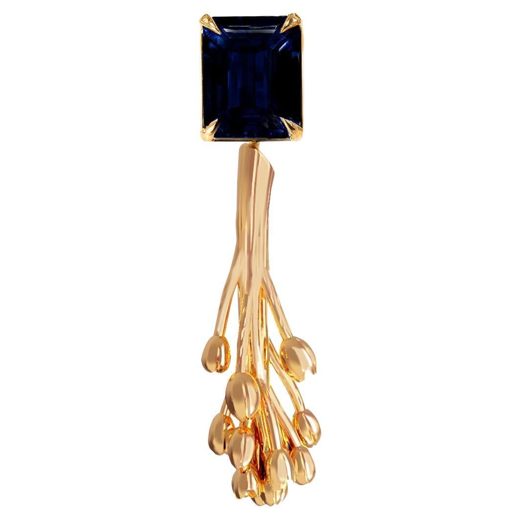 Eighteen Karat Yellow Gold Contemporary Brooch with Dark Blue Sapphire For Sale