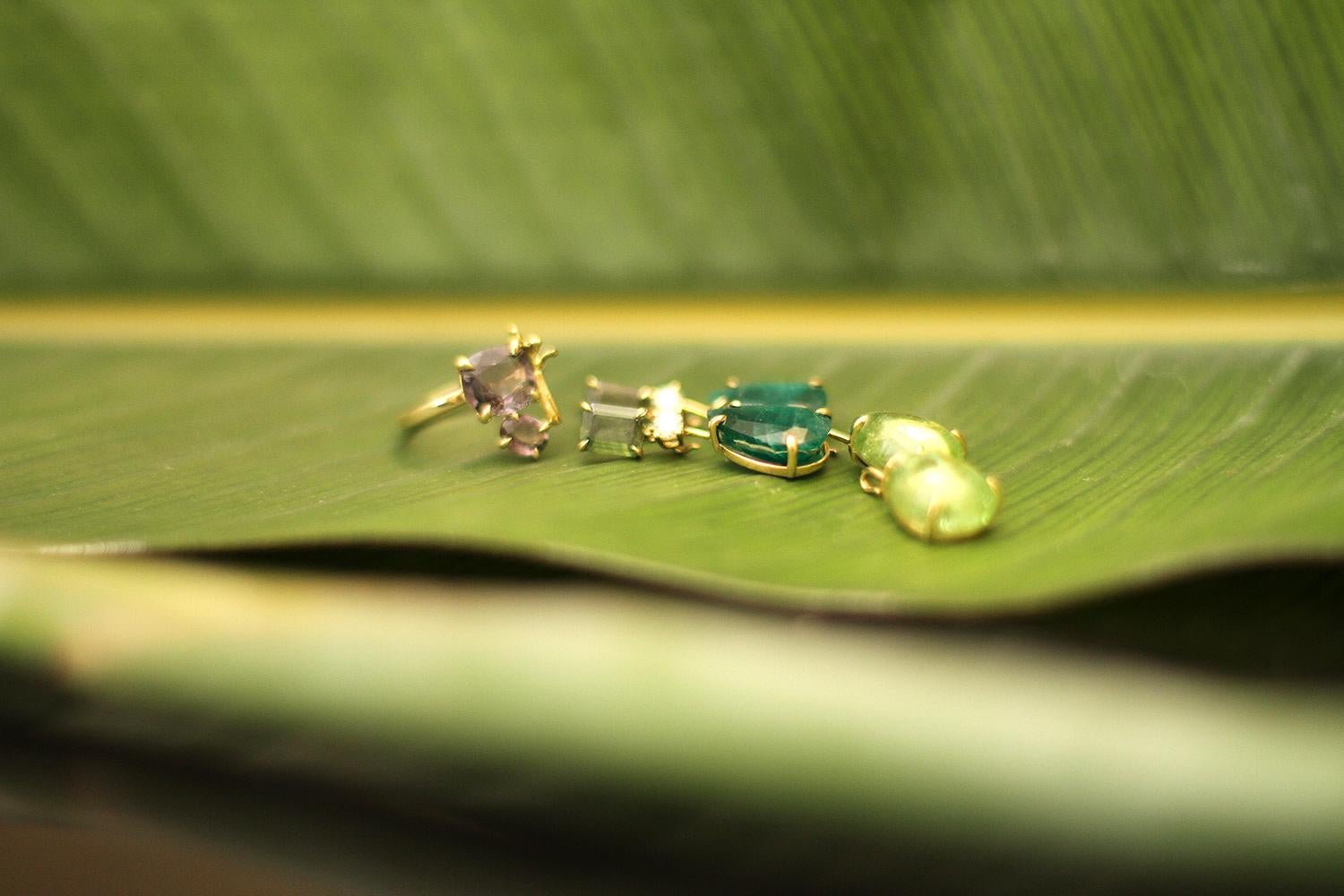 Broche contemporaine en or jaune 18 carats avec saphir vert et diamant en vente 6