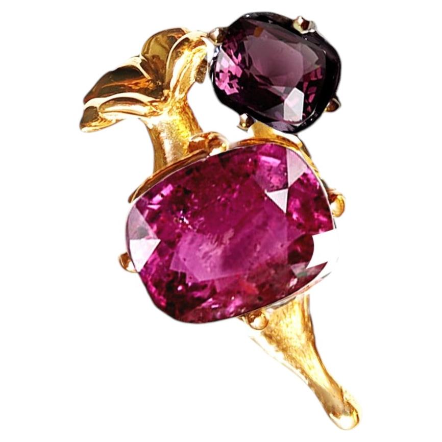 Eighteen Karat Yellow Gold Contemporary Brooch with Sapphire