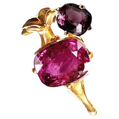 Eighteen Karat Yellow Gold Contemporary Brooch with Sapphire