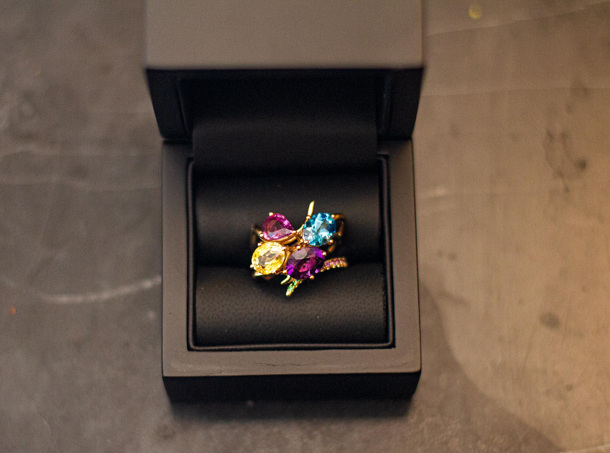 Eighteen Karat Yellow Gold Contemporary Cluster Ring with Blue and Red Sapphires For Sale 12