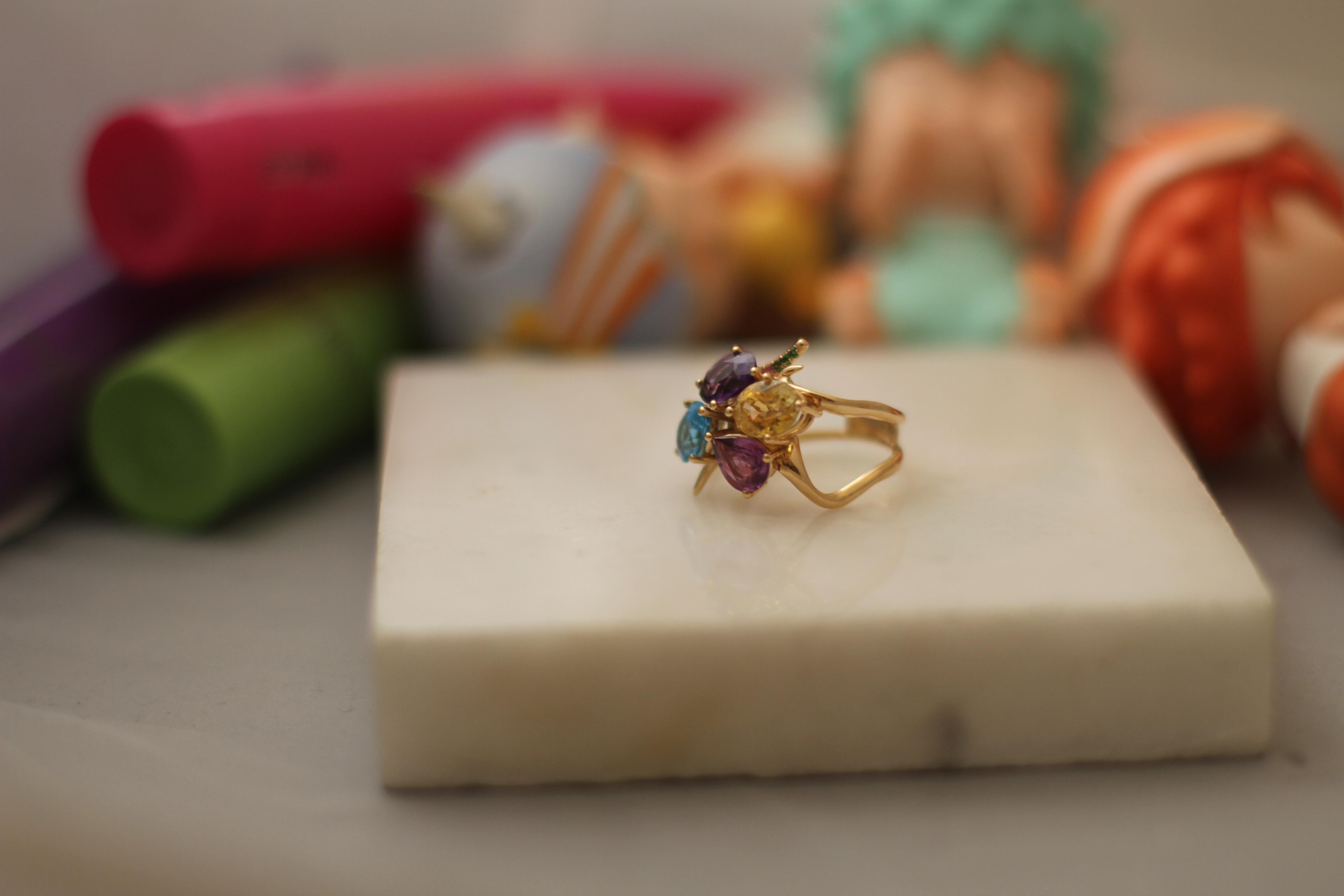 Eighteen Karat Yellow Gold Contemporary Cluster Ring with Blue and Red Sapphires For Sale 4