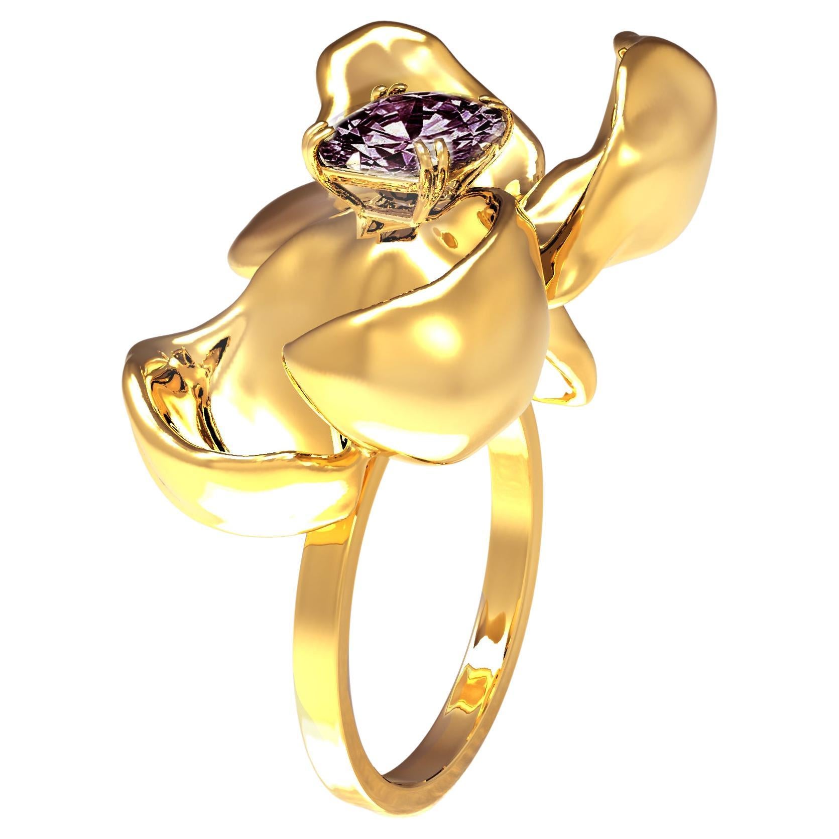 Anillo de Cóctel Contemporáneo de Oro Amarillo de Dieciocho Kilates con Espinela Púrpura Tormenta