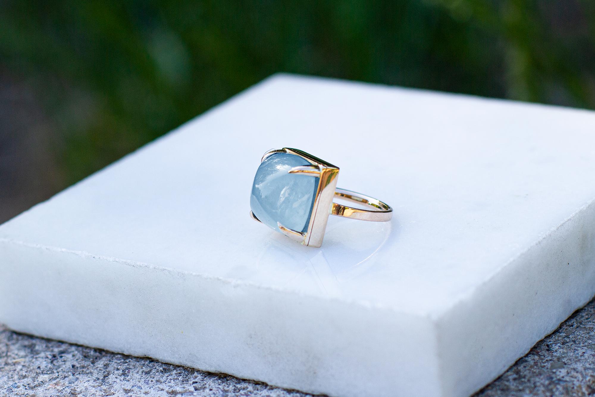 Contemporain Bague cocktail contemporaine en or jaune dix-huit carats avec aigue-marine en forme de pain de sucre en vente