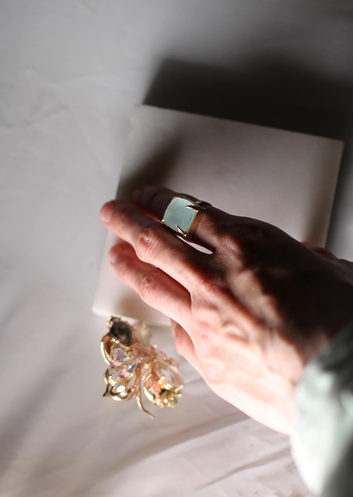 Bague cocktail contemporaine en or jaune dix-huit carats avec aigue-marine en forme de pain de sucre en vente 3