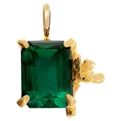 Collana con ciondolo in oro giallo a diciotto carati con smeraldo Daffodil.
