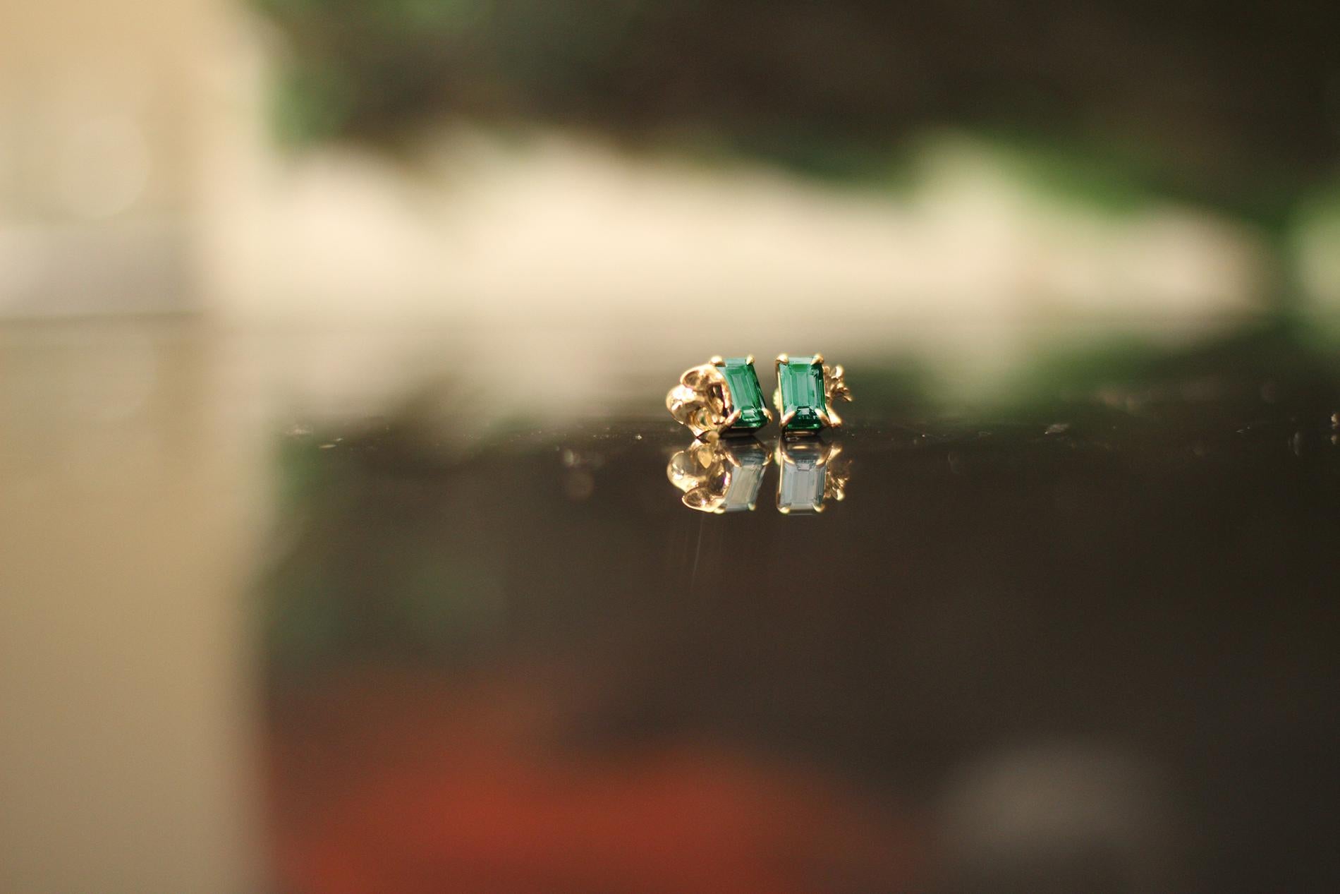 Broche en or jaune 18 carats Fleur de jonquille contemporaine Broche en émeraude Neuf - En vente à Berlin, DE