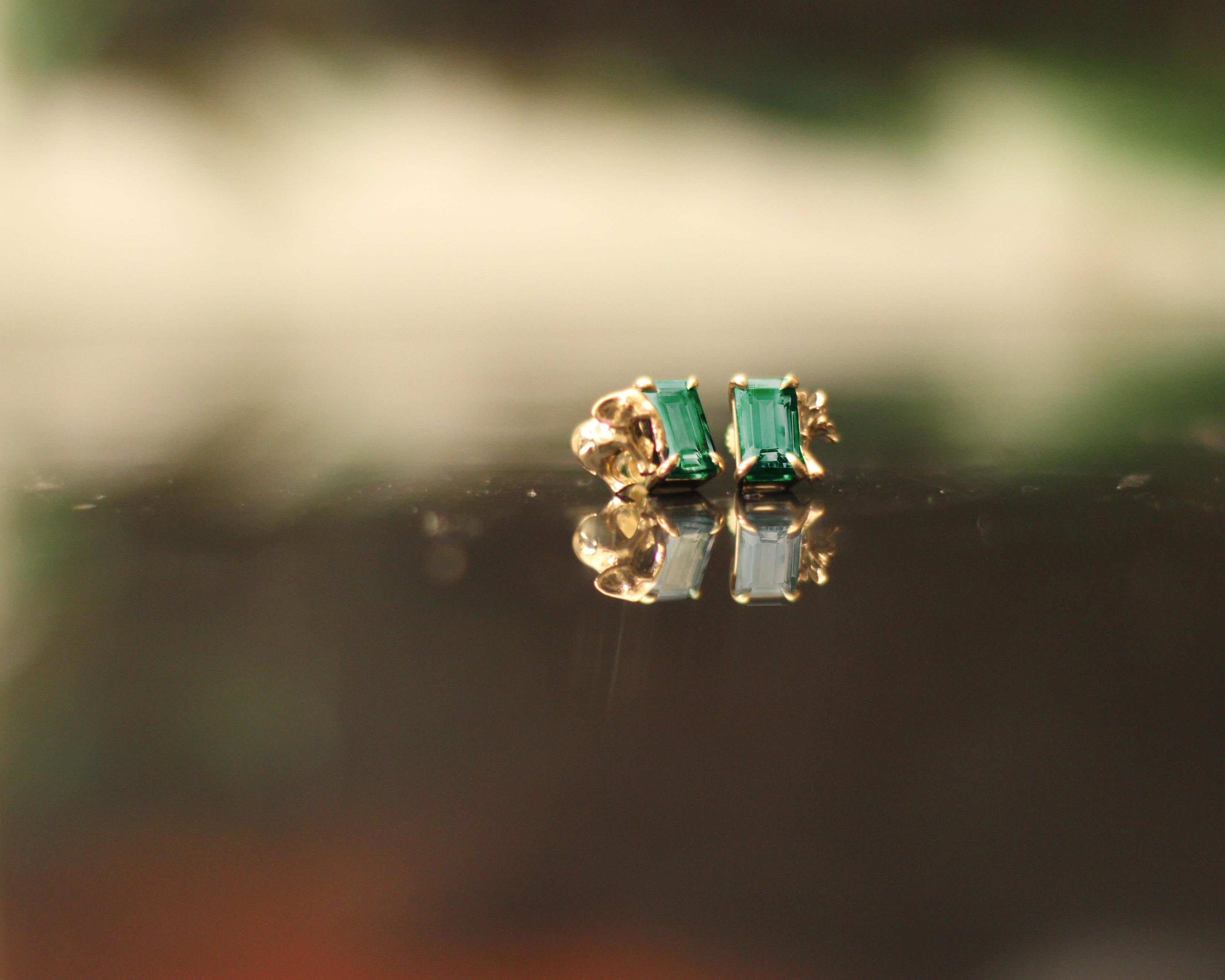 Achtzehn Karat Gelbgold Contemporary Daffodil Flower Emerald Anhänger Halskette (Achteckschliff) im Angebot