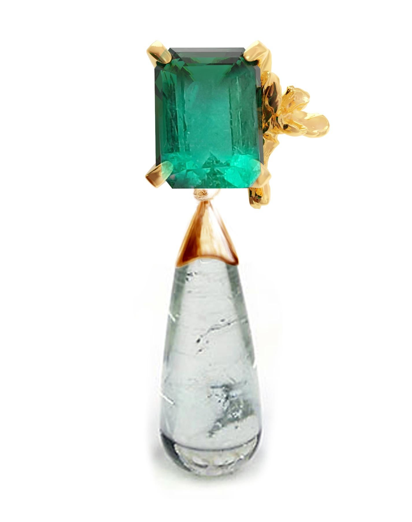 Achtzehn Karat Gelbgold Contemporary Daffodil Flower Emerald Anhänger Halskette im Angebot 3