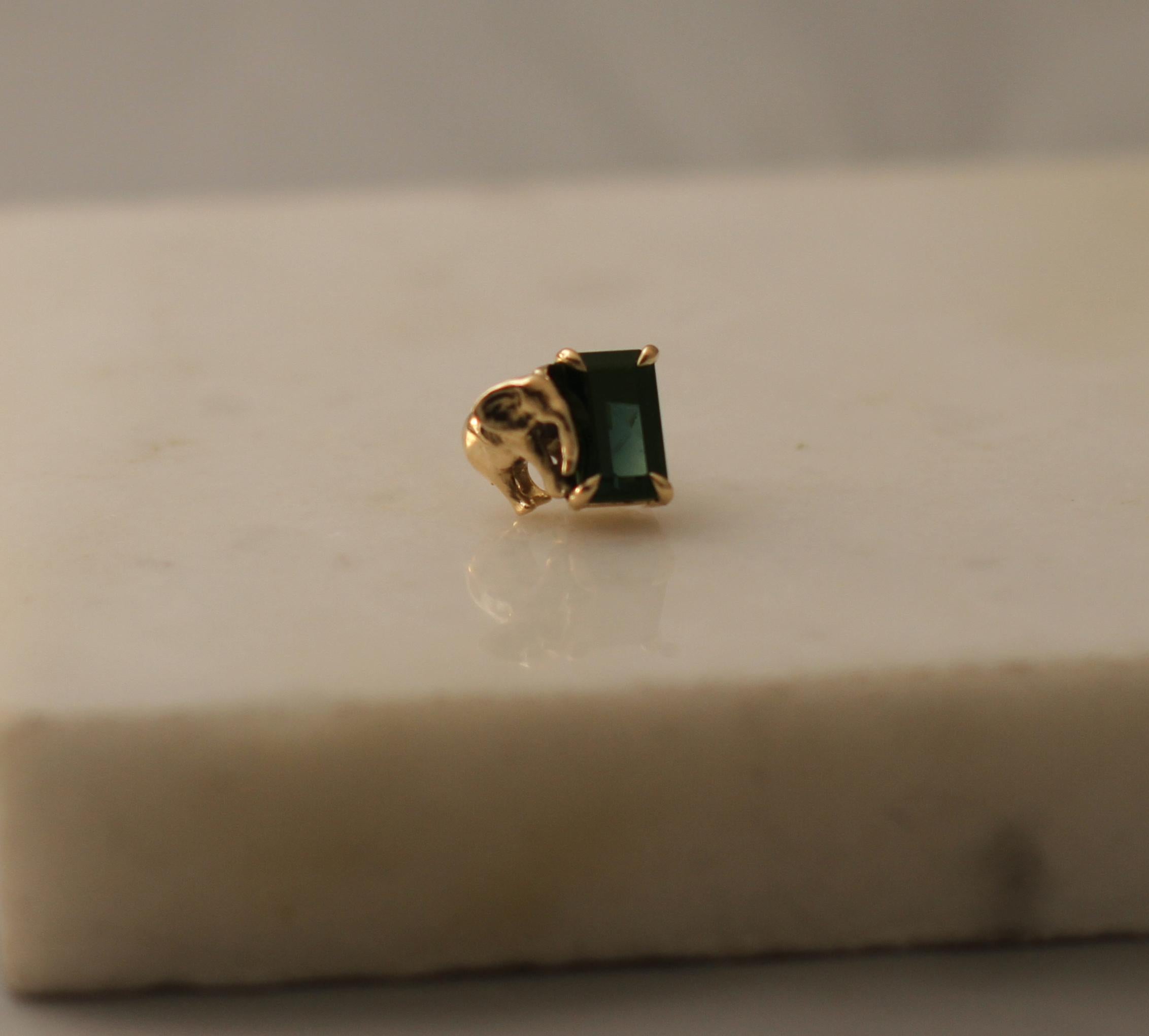 Eighteen Karat Yellow Gold Contemporary Elephant Emerald Pendant Necklace In New Condition For Sale In Berlin, DE