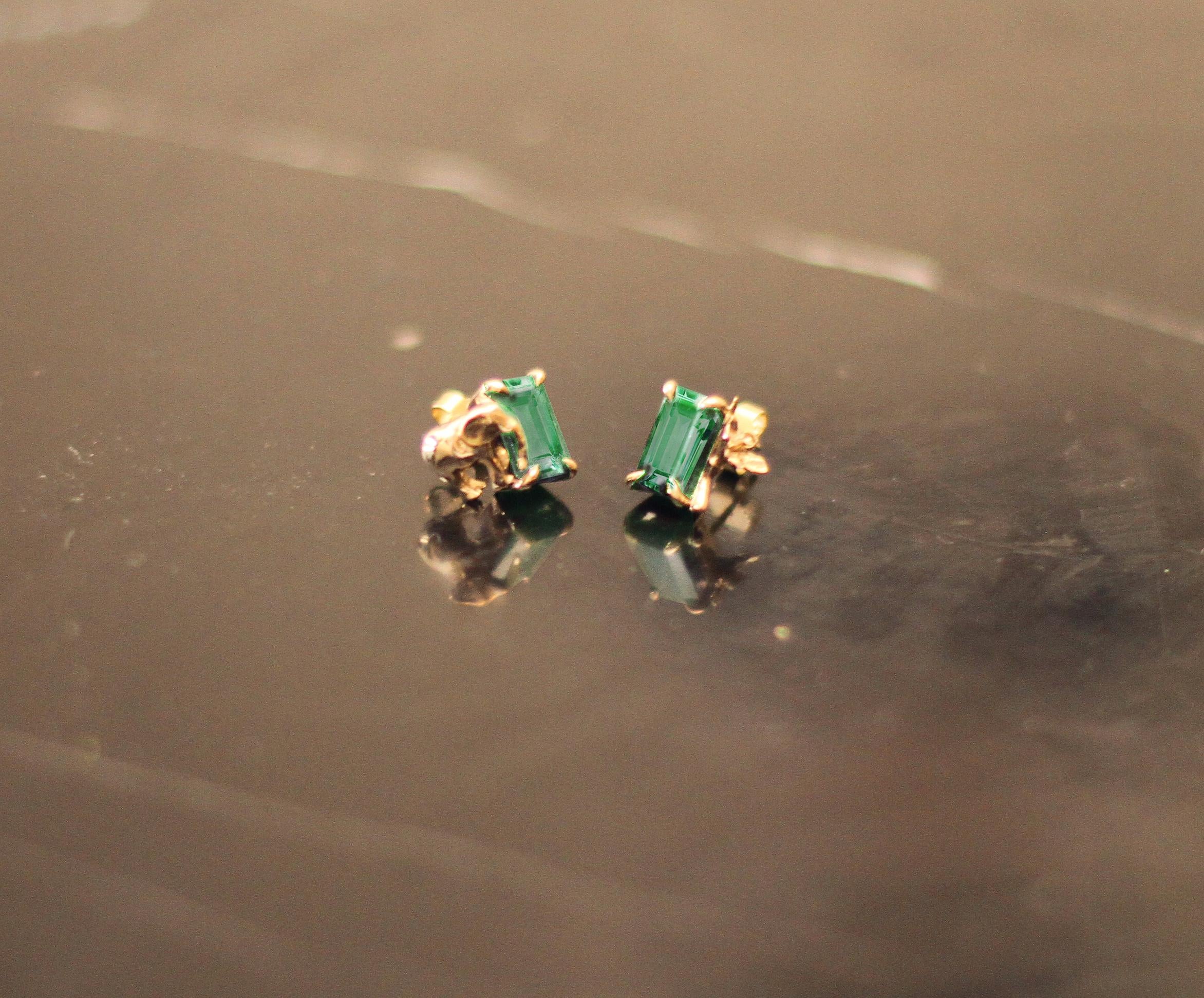 Achtzehn Karat Gelbgold Contemporary Elephant Emerald Anhänger Halskette (Achteckschliff) im Angebot