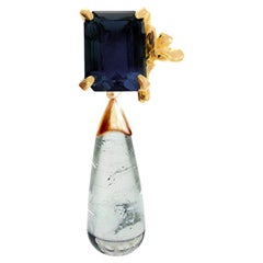 Collana con ciondolo floreale in oro giallo a diciotto carati con zaffiro