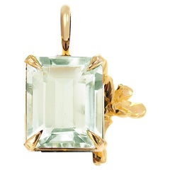 Collana con ciondolo in oro giallo a diciotto carati con fiore contemporaneo di quarzo menta