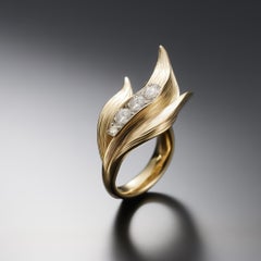 Achtzehn Karat Gelbgold Contemporary Lily of the Valley Ring mit Saphiren