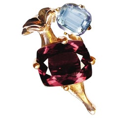 Eighteen Karat Yellow Gold Contemporary Pendant Necklace with Berry Garnet