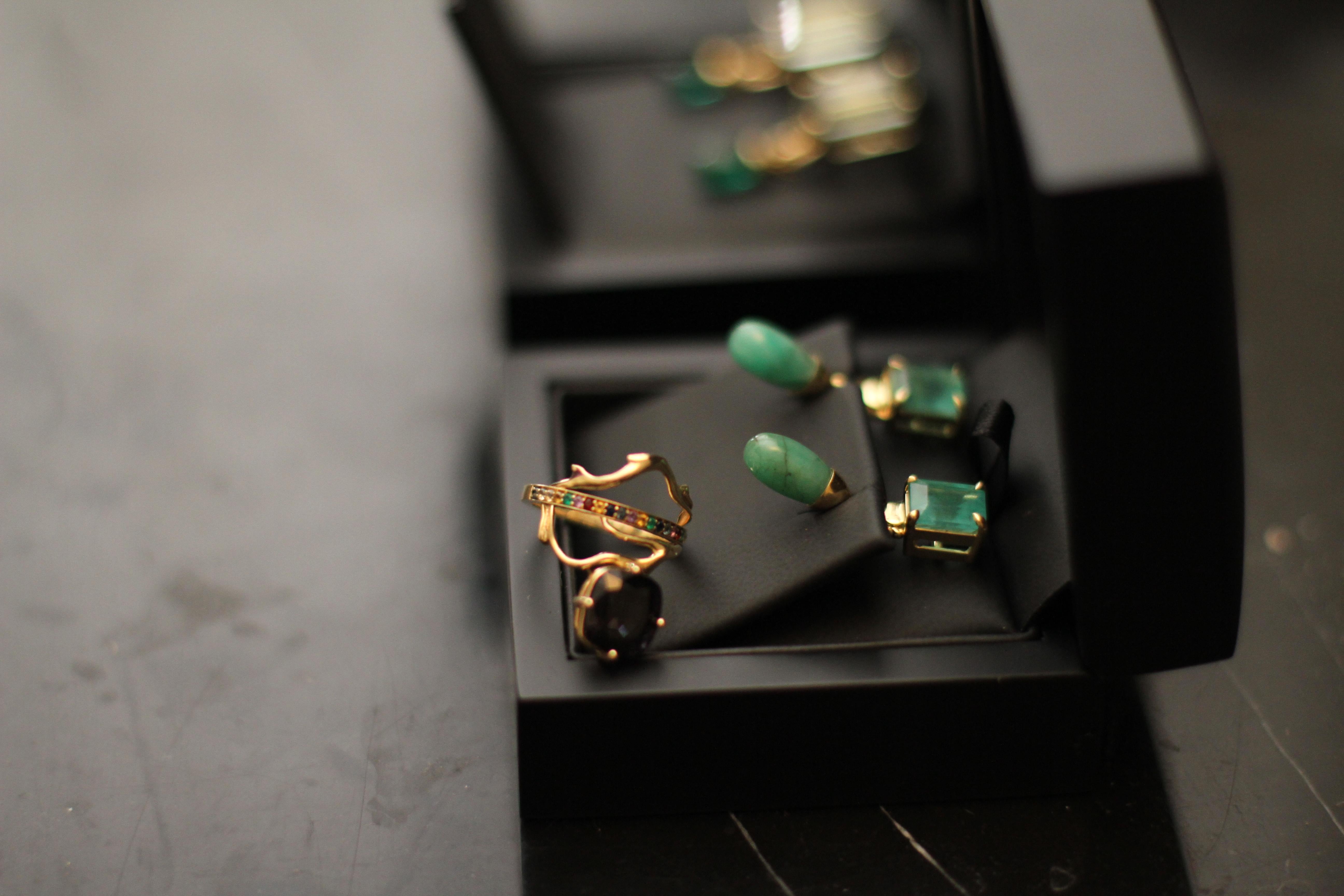 Eighteen Karat Yellow Gold Contemporary Pendant Necklace with Green Emeralds For Sale 5