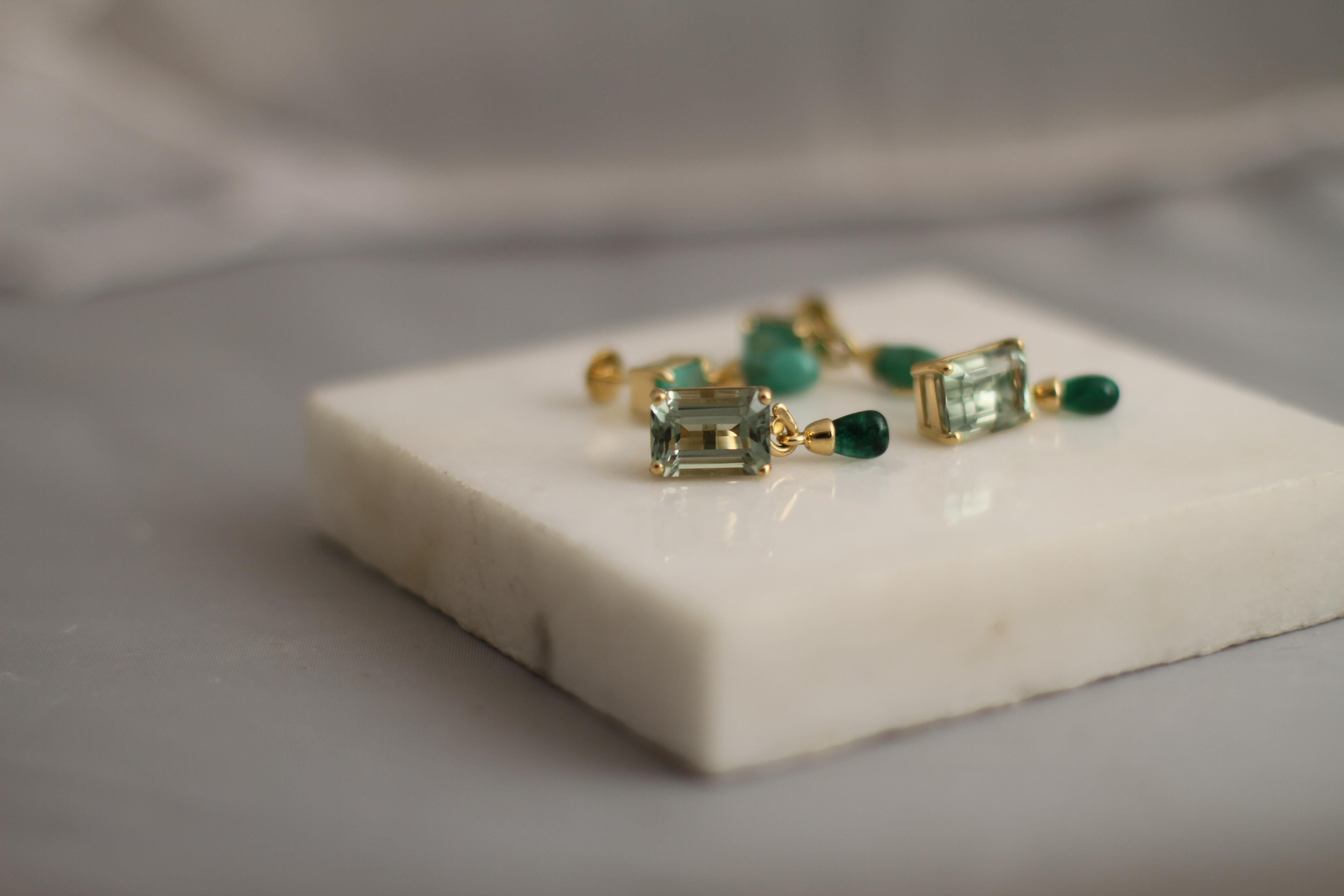 Eighteen Karat Yellow Gold Contemporary Pendant Necklace with Green Emeralds For Sale 2