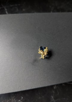 Eighteen Karat Yellow Gold Contemporary Pendant Necklace with Sapphire