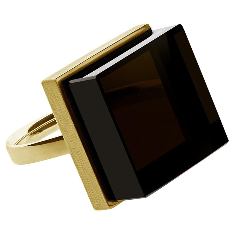 Anello contemporaneo in oro giallo a diciotto carati con quarzo fumé dell'artista