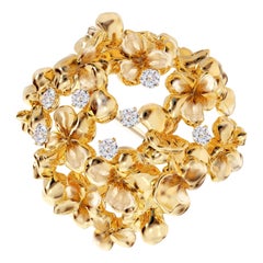 Spilla scultorea contemporanea in oro giallo a diciotto carati con sette diamanti
