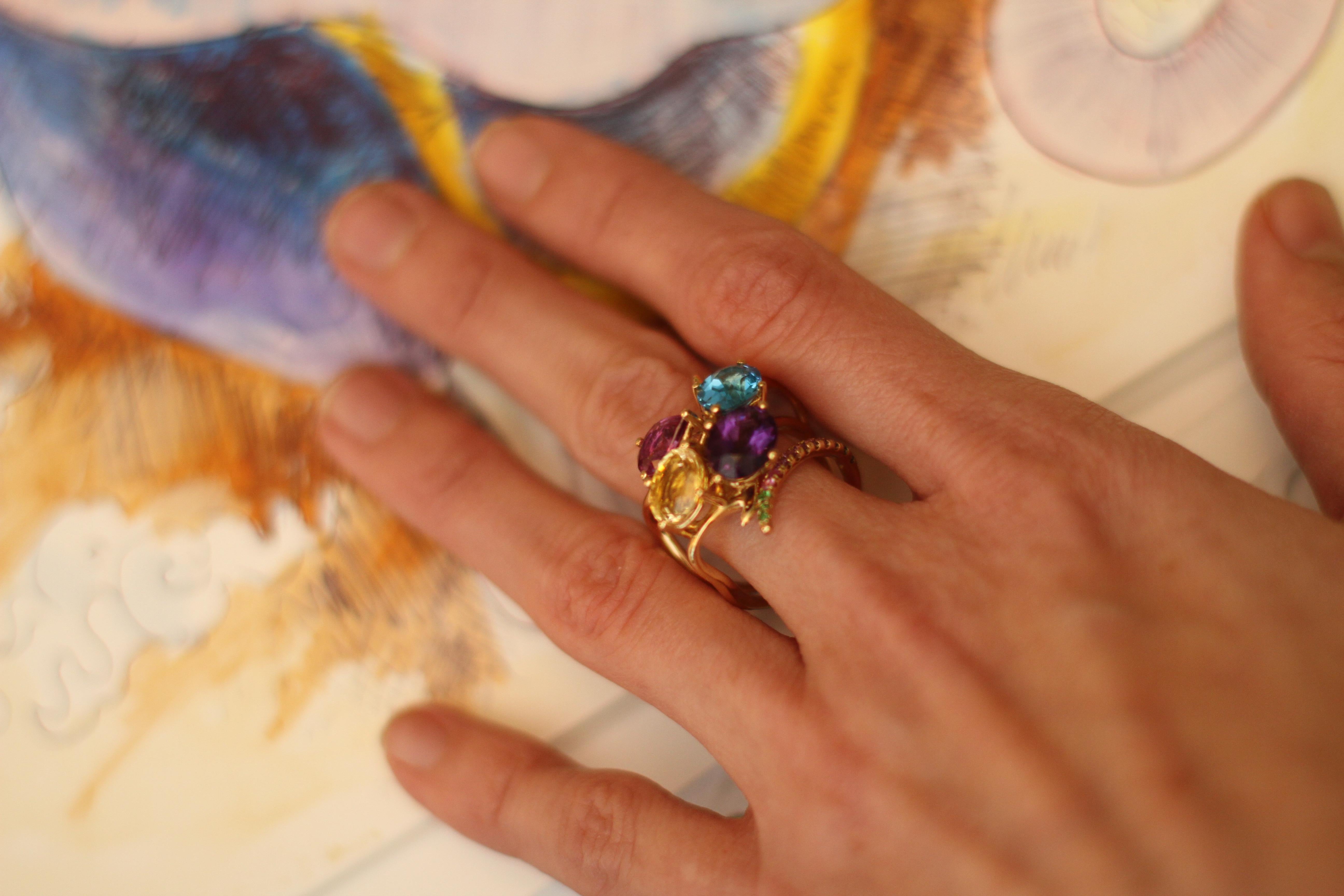 Eighteen Karat Yellow Gold Contemporary Sculptural Ring with Sapphires For Sale 4
