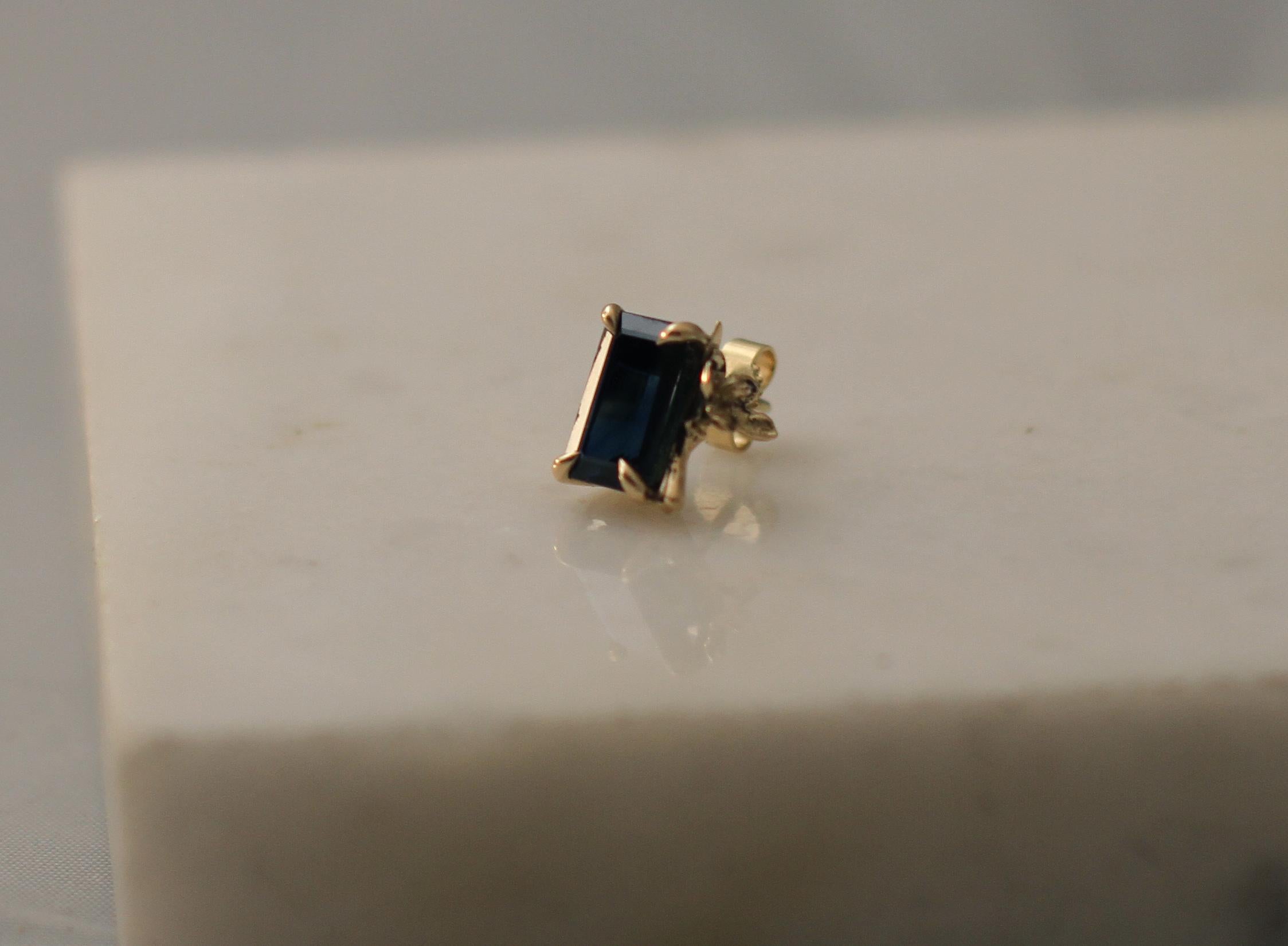 Eighteen Karat Yellow Gold Contemporary Stud Earrings with Amethysts For Sale 3