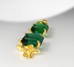 Orecchini pendenti contemporanei in oro giallo a diciotto carati con smeraldi naturali