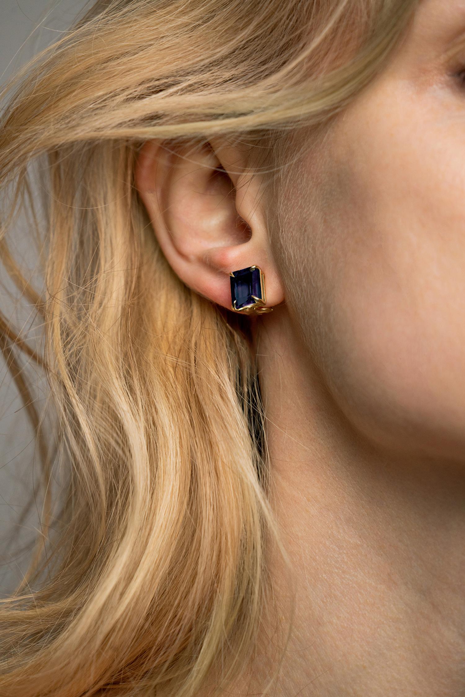 Ces boucles d'oreilles contemporaines, nommées d'après la Mésopotamie, sont ornées de saphirs naturels bleu foncé (9 x 6 mm chacun, taille octogonale). Elles appartiennent à la collection qui a été présentée dans un numéro publié de Vogue UA. Les