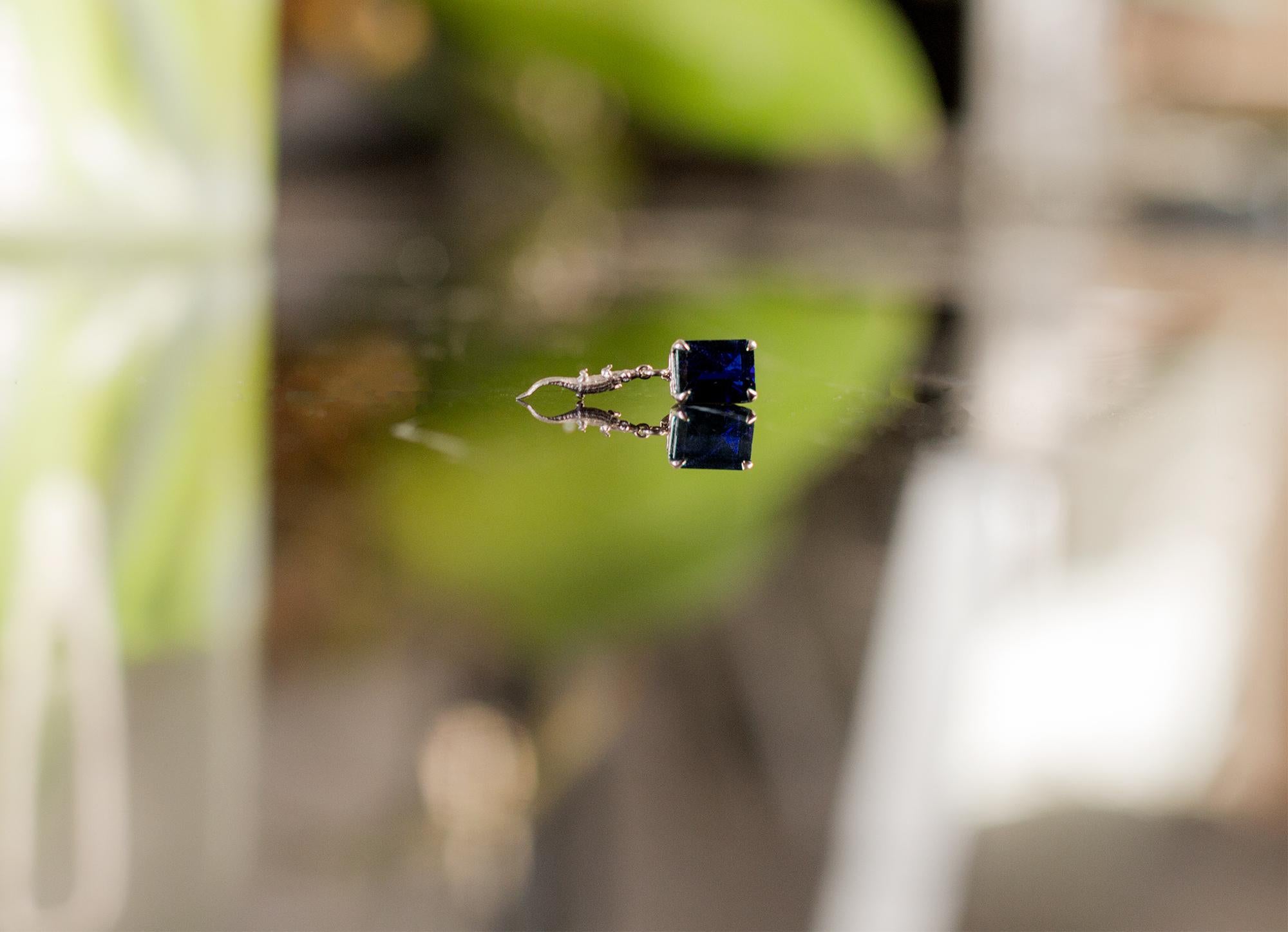 Eighteen Karat Yellow Gold Contemporary Stud Earrings with Sapphires For Sale 5