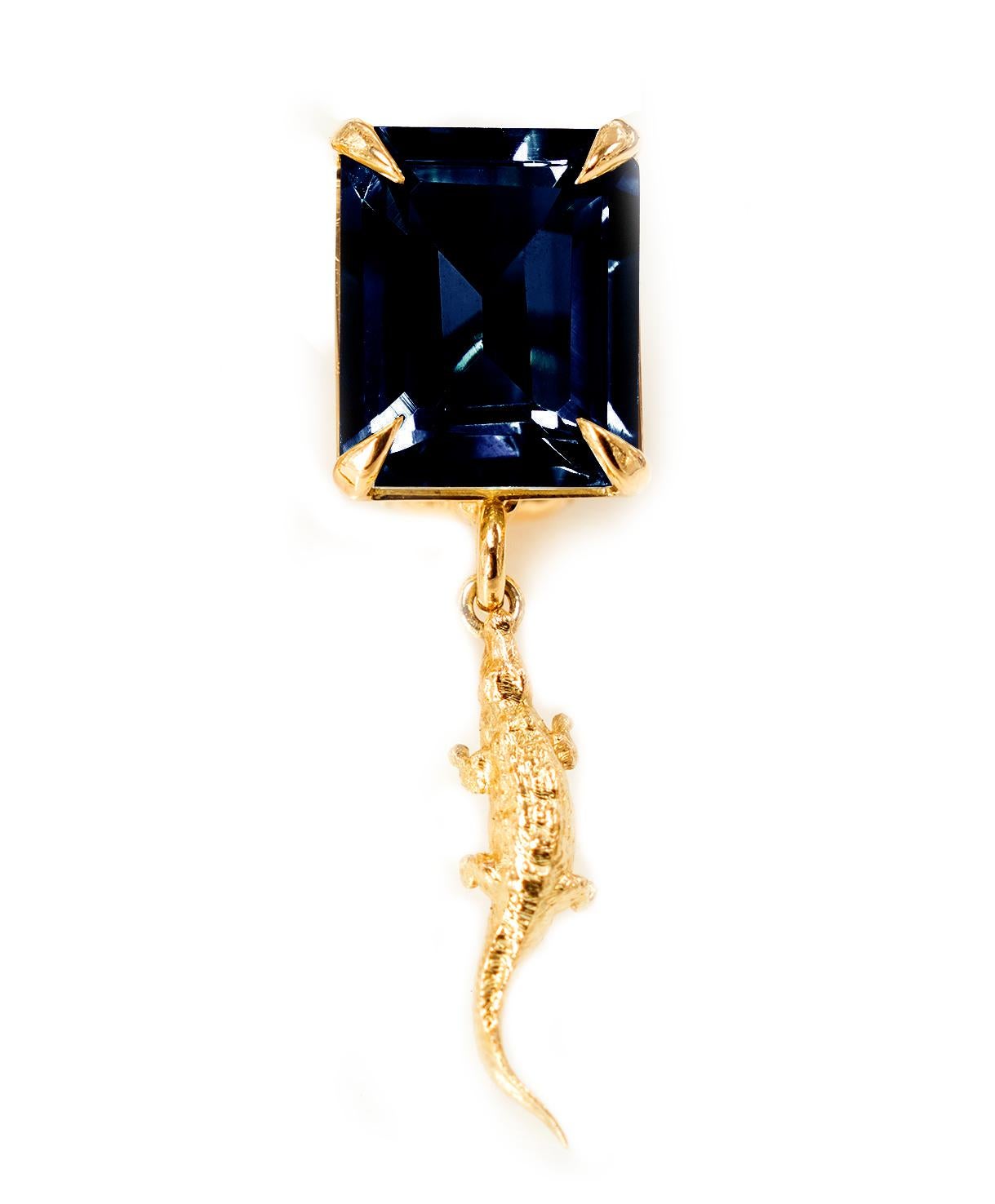 Eighteen Karat Yellow Gold Contemporary Stud Earrings with Sapphires For Sale 4