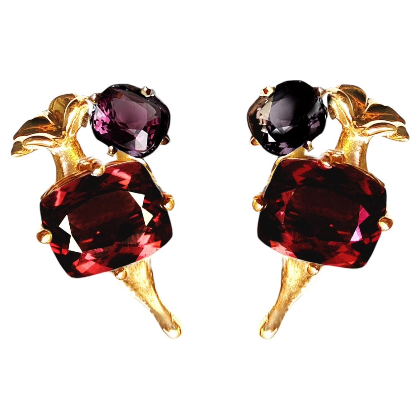 Pendientes contemporáneos de oro amarillo de dieciocho quilates con zafiros