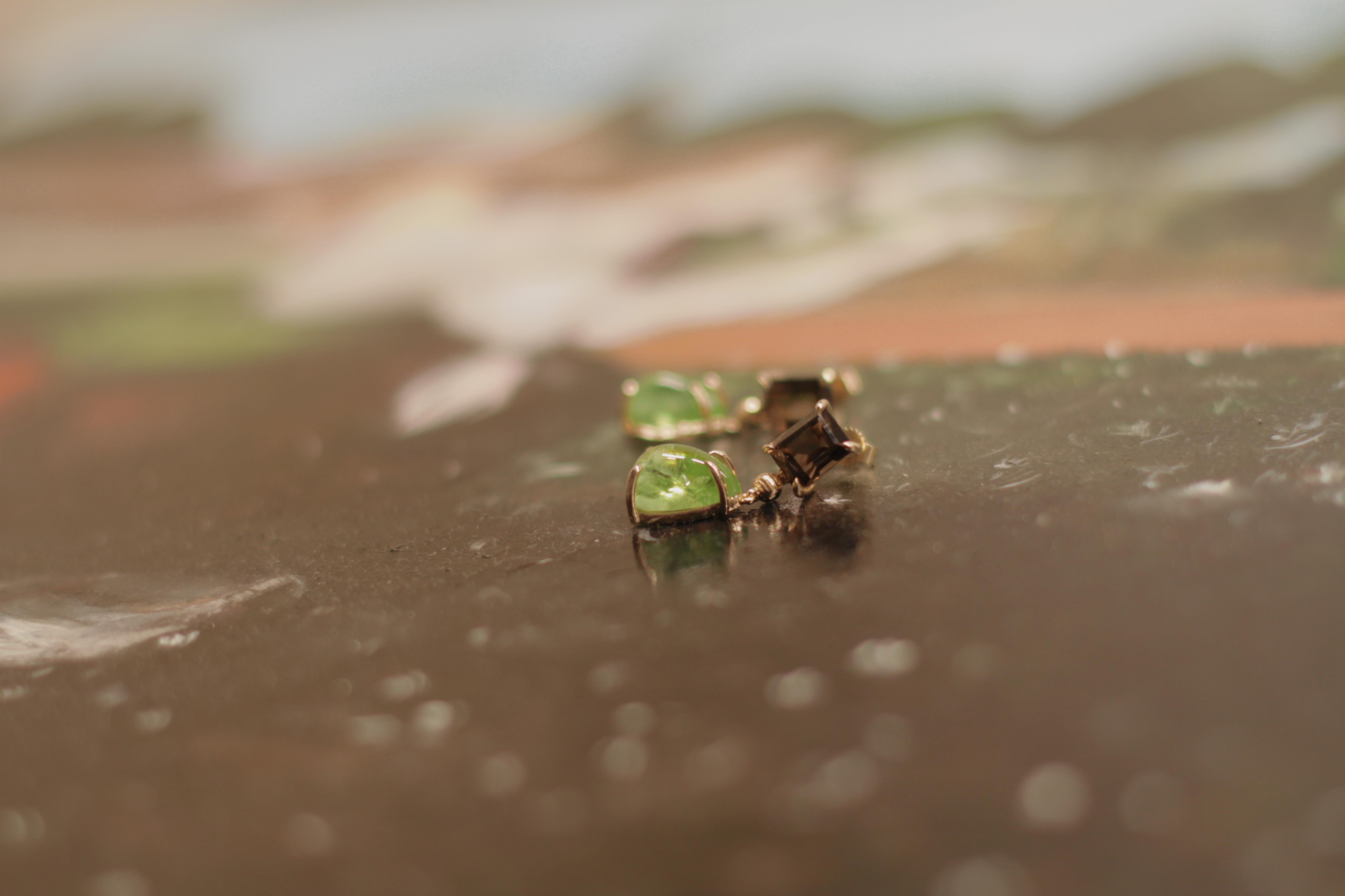 Broche de gota de oro amarillo de dieciocho quilates con peridoto y prasiolita en venta 8