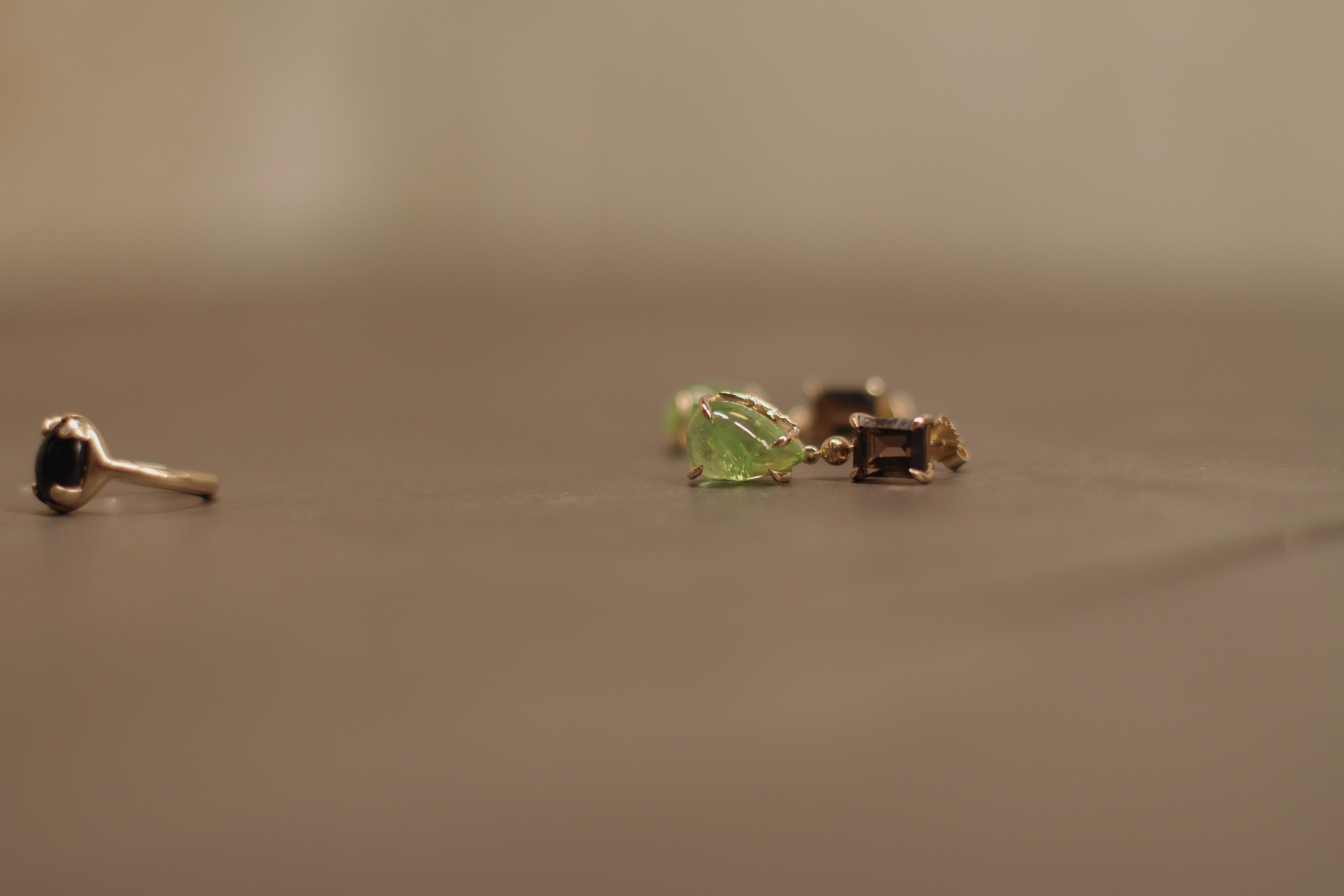 Broche de gota de oro amarillo de dieciocho quilates con peridoto y prasiolita en venta 10