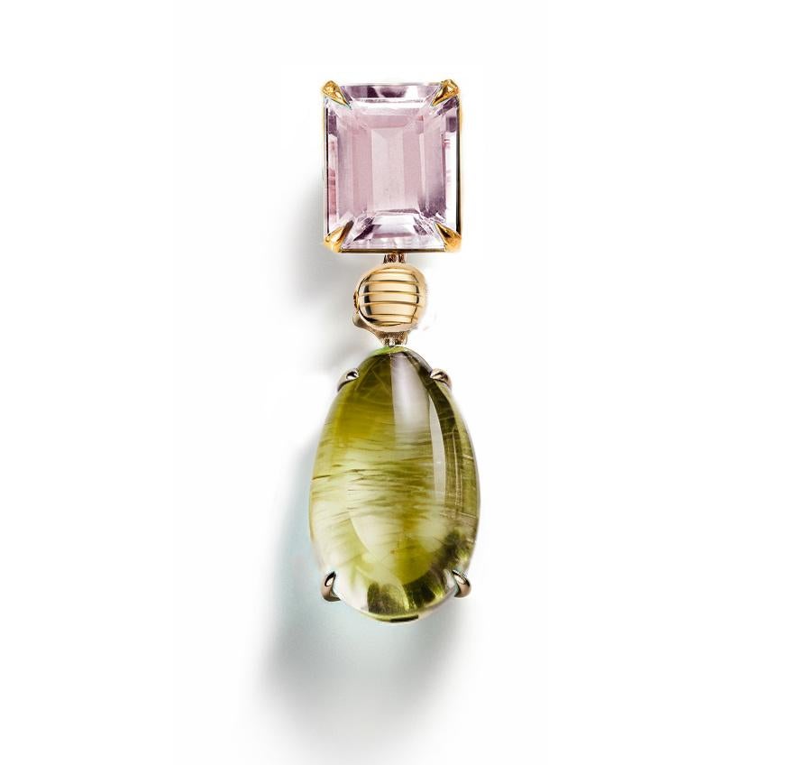 This Contemporary Brooch is made of 18 karat yellow gold with cabochon peridot and rose quartz. It has a crocodile detail on the side of the cabochon gem.
We work with german gems company, that is in the market since the 19th century. 

The piece
