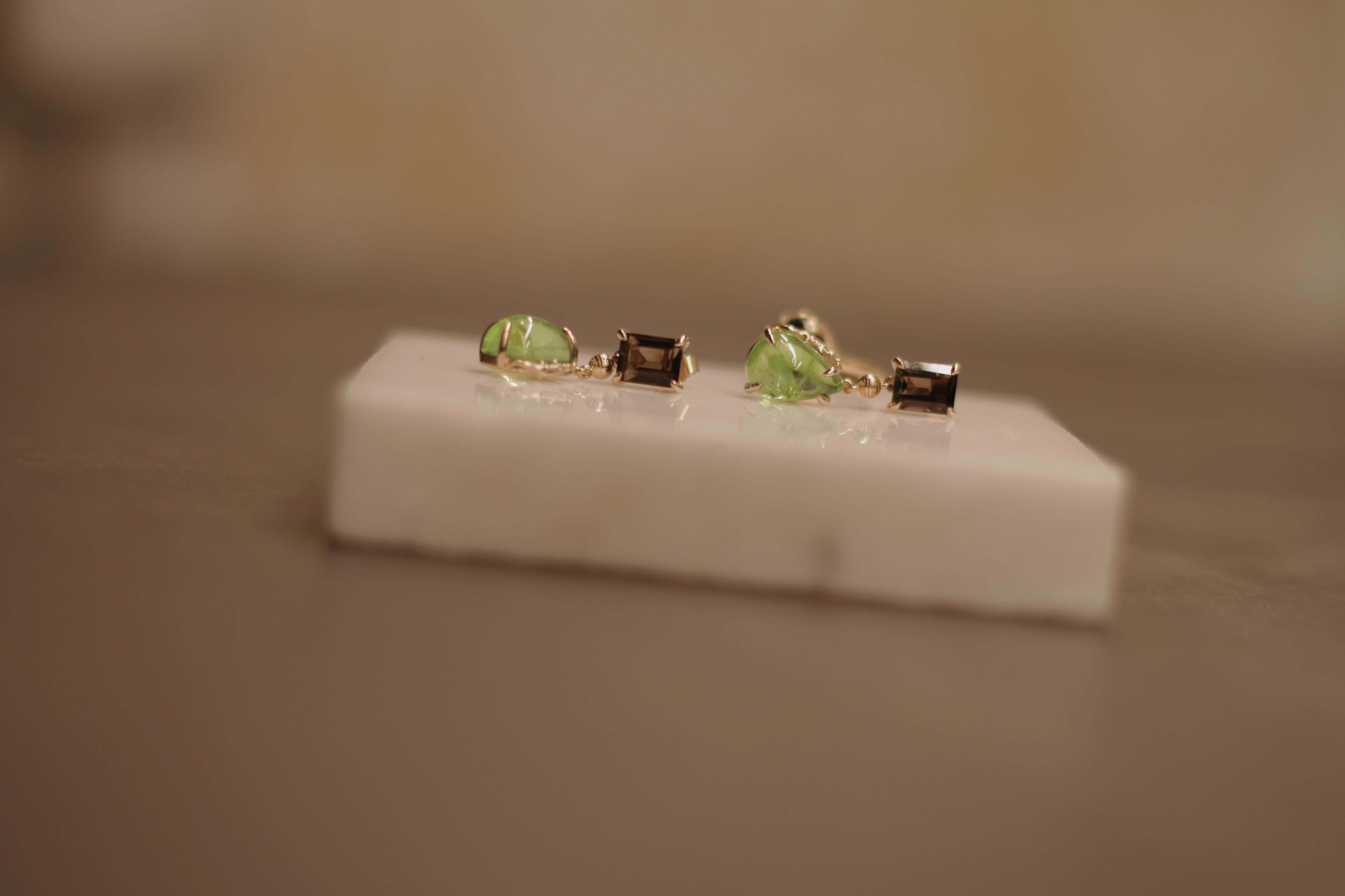 Eighteen Karat Yellow Gold Drop Contemporary Brooch with Beryl and Sapphire For Sale 9