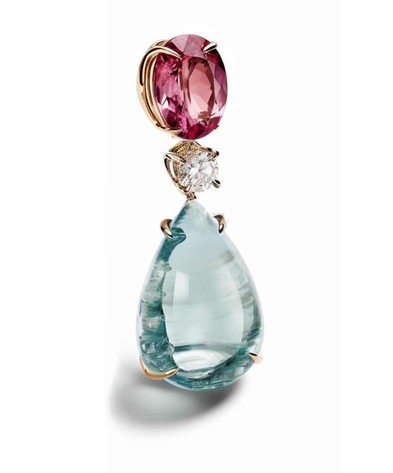 Dieses moderne Collier mit Anhänger ist aus 18 Karat Gelbgold gefertigt und mit einem natürlichen rötlichen Saphir (Ovalschliff), einem Cabochon-Beryll und einem runden Saphir besetzt. Wir arbeiten mit einer deutschen Edelsteinfirma, die seit dem