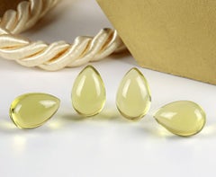Collana con ciondolo a goccia in oro giallo a diciotto carati con zaffiro verde e diamante