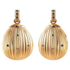 Boucles d'oreilles de Pâques en or jaune 18 carats avec saphirs et émeraudes