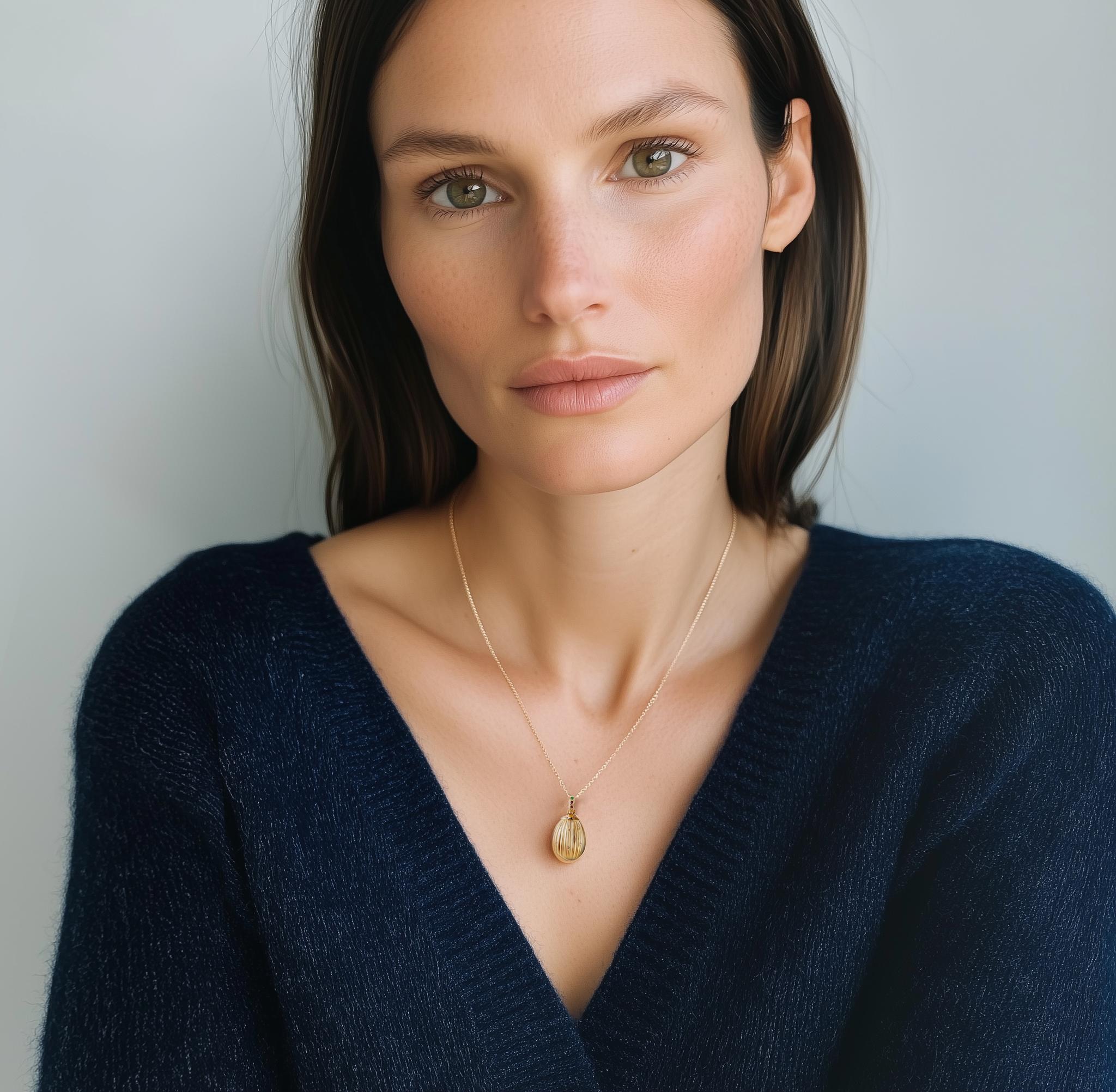 This contemporary pendant necklace is crafted from 18-karat yellow gold and features round-cut purple sapphires. We source our gemstones from a renowned German company that has been in the market since the 19th century.

If you are choosing a gift