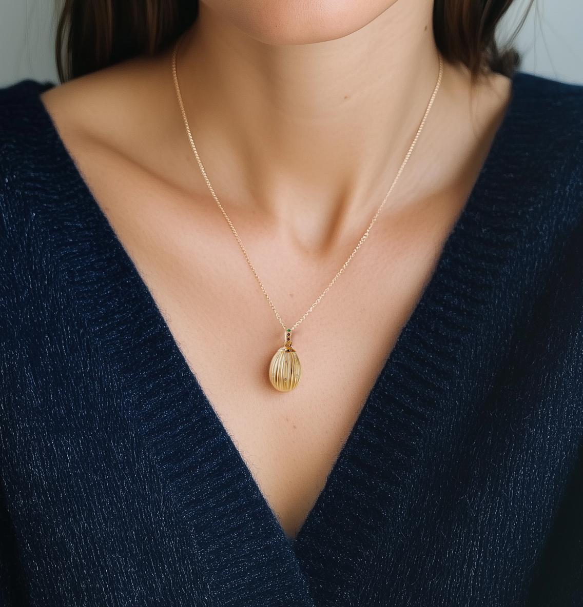 Achtzehn Karat Gelbgold Oster-Anhänger mit Saphiren und Diamanten (Zeitgenössisch) im Angebot