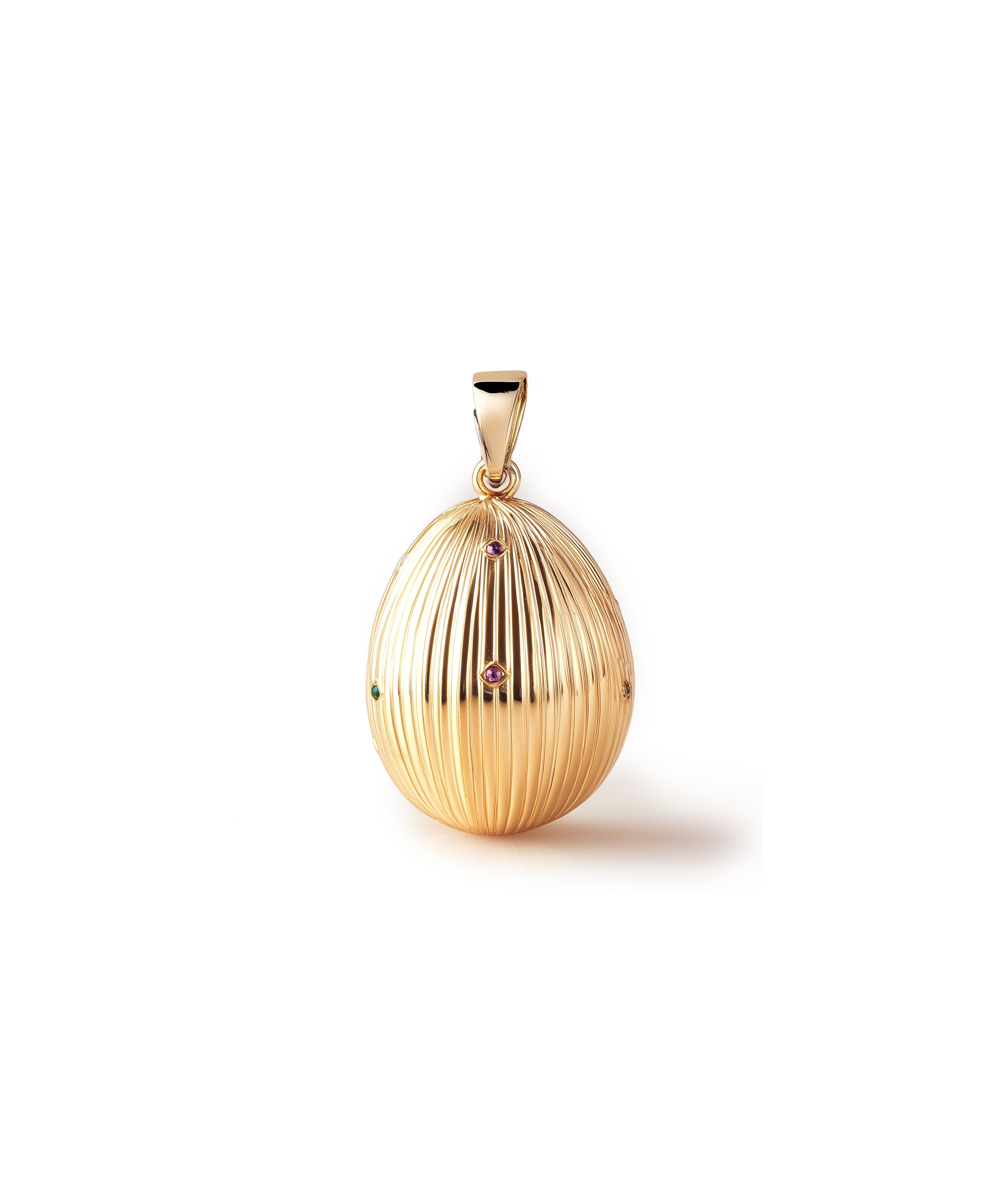 Este collar colgante contemporáneo está fabricado en oro amarillo de 18 quilates y lleva zafiros y esmeralda de talla redonda. Nuestras piedras preciosas proceden de una renombrada empresa alemana que lleva en el mercado desde el siglo XIX.

Si