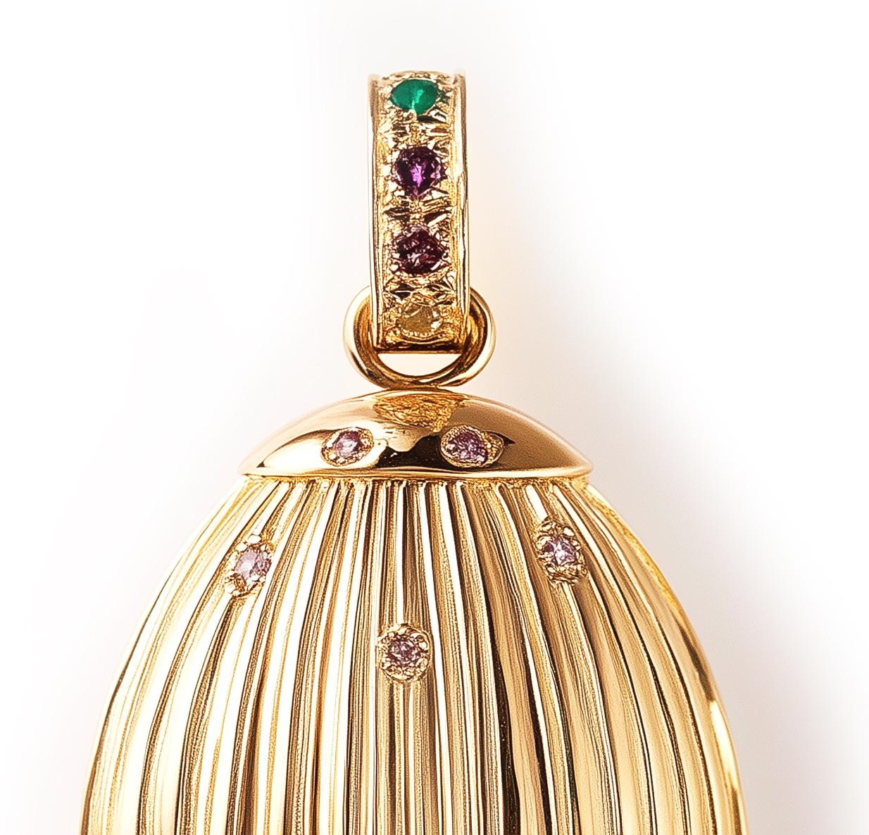 Contemporain Pendentif de Pâques en or jaune 18 carats avec saphirs et émeraude en vente