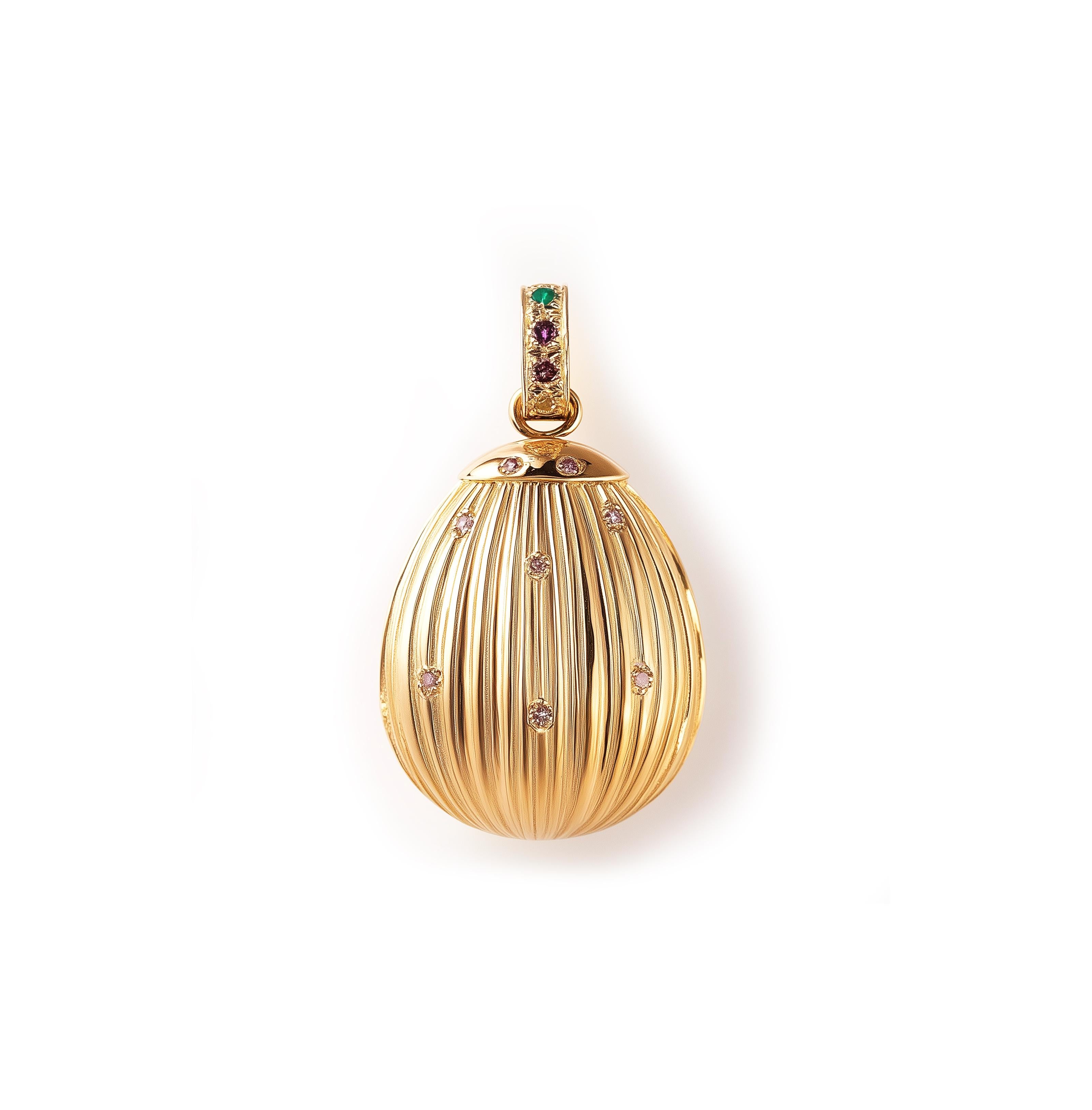 Taille ronde Pendentif de Pâques en or jaune 18 carats avec saphirs et émeraude en vente