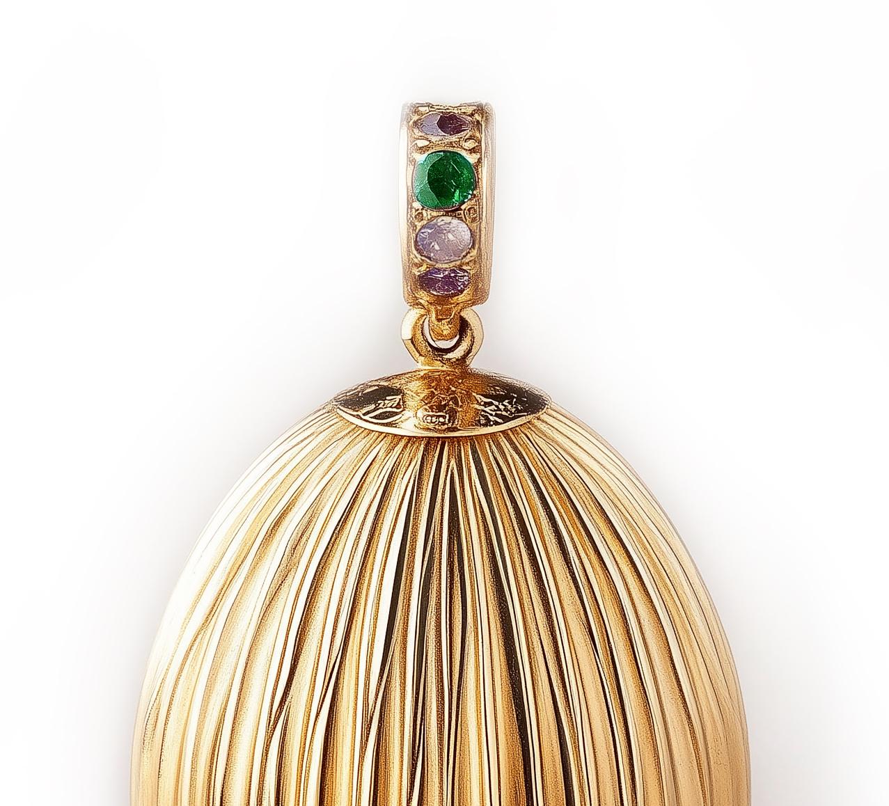 Taille ronde Pendentif de Pâques en or jaune 18 carats avec saphirs et émeraude en vente