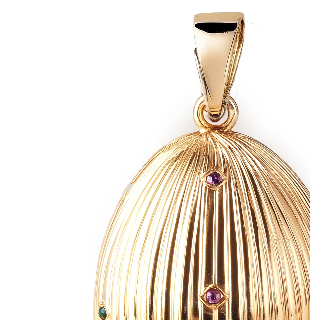 Colgante de Pascua de oro amarillo de dieciocho quilates con zafiros y esmeralda Corte redondo en venta