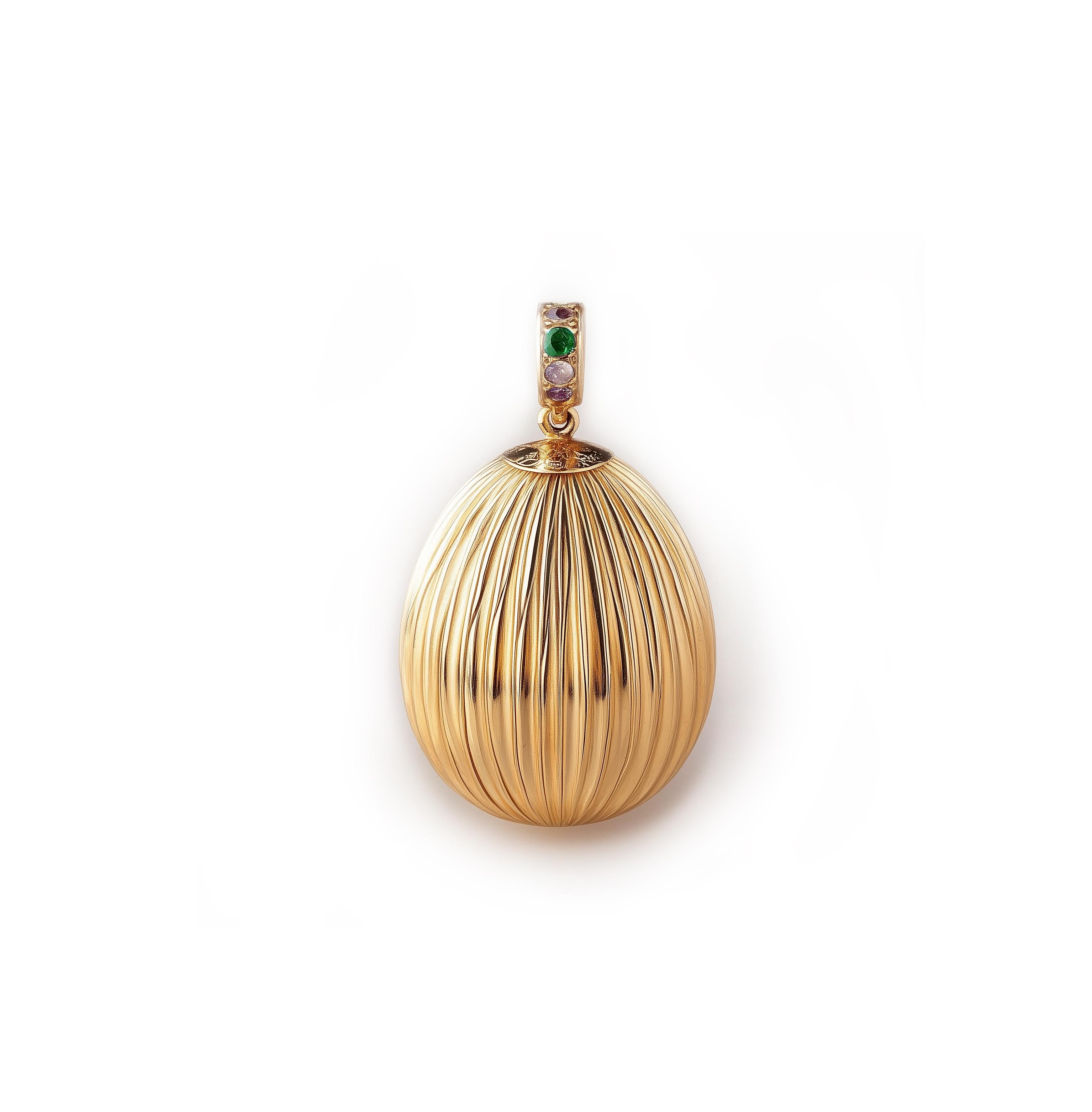 Pendentif de Pâques en or jaune 18 carats avec saphirs et émeraude Neuf - En vente à Berlin, DE