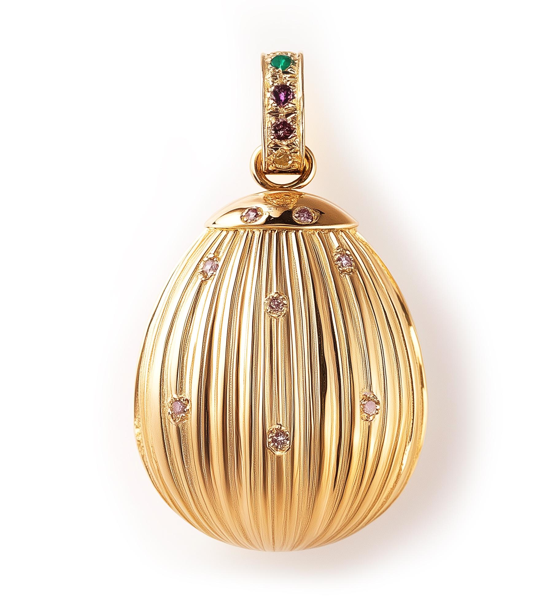 Pendentif de Pâques en or jaune 18 carats avec saphirs et émeraude Pour femmes en vente