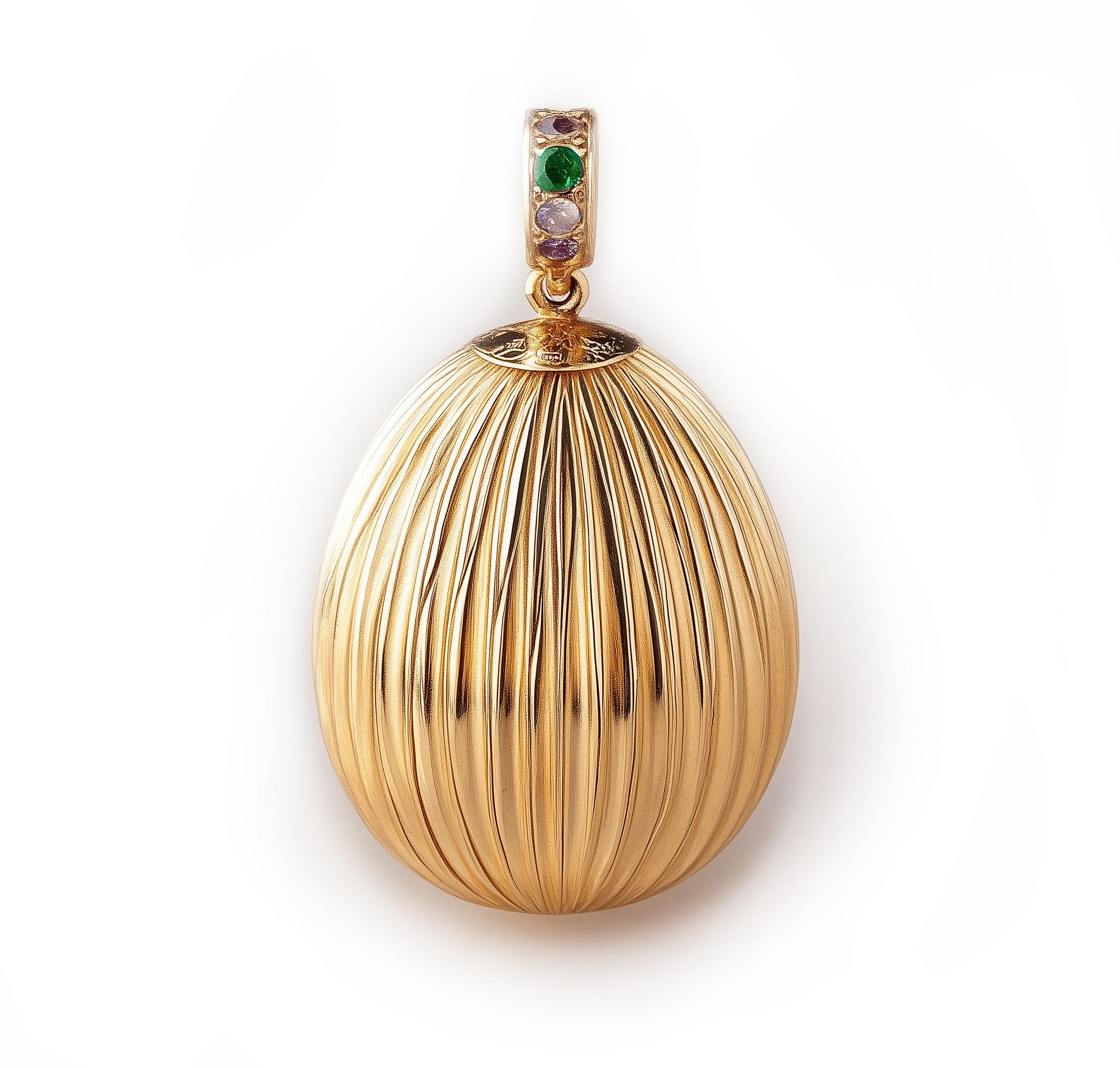Pendentif de Pâques en or jaune 18 carats avec saphirs et émeraude Pour femmes en vente