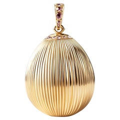 Colgante de Pascua de oro amarillo de dieciocho quilates con zafiros